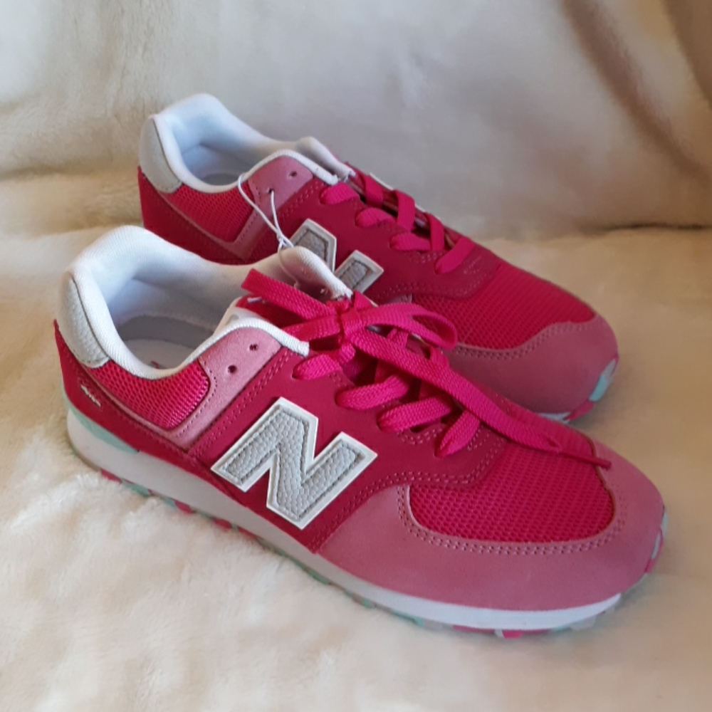 NIB Kids New Balance Size 7 Pink w/Camo Soles